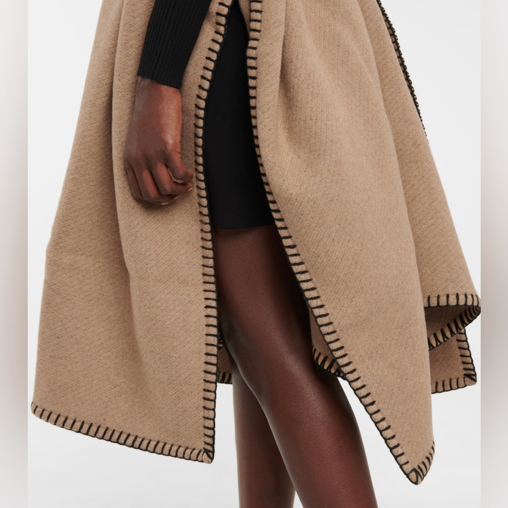 ❌SOLD❌ MONCLER
Wool-blend poncho
One size fits all With tan belt - Picture 4 of 11